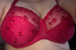 Kurvige Lady mit grosser oberwiti mach der hj Oben ohne